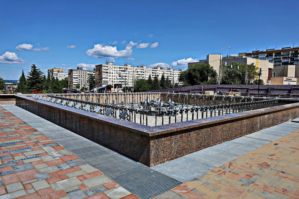 Скоро фонтан на улице Осипенко запоет и засветится.