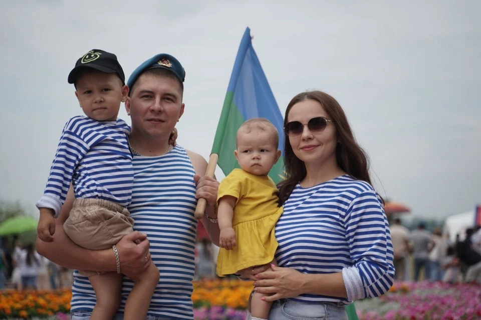 Самара заполнилась зелено-голубыми флагами с желтым парашютом.
