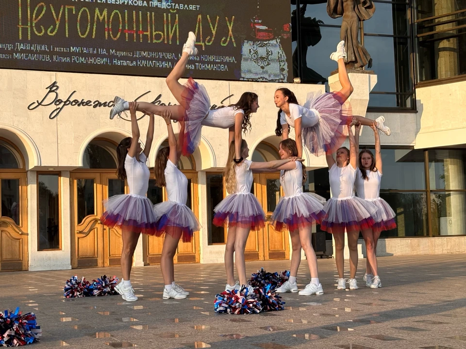 Чирлидинг сочетает в себе хореографию, акробатику и гимнастику.