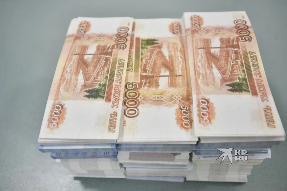 В Свердловской области миллион в месят получают 892 человека
