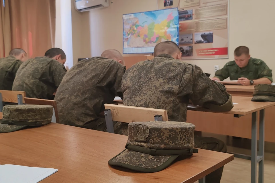 Новая столовая с элементами шведского стола, стиральные машинки с пылесосами в казармах.