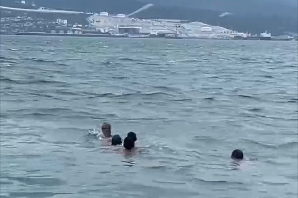 У мужчины случился приступ эпилепсии в воде. Фото: скриншот видео