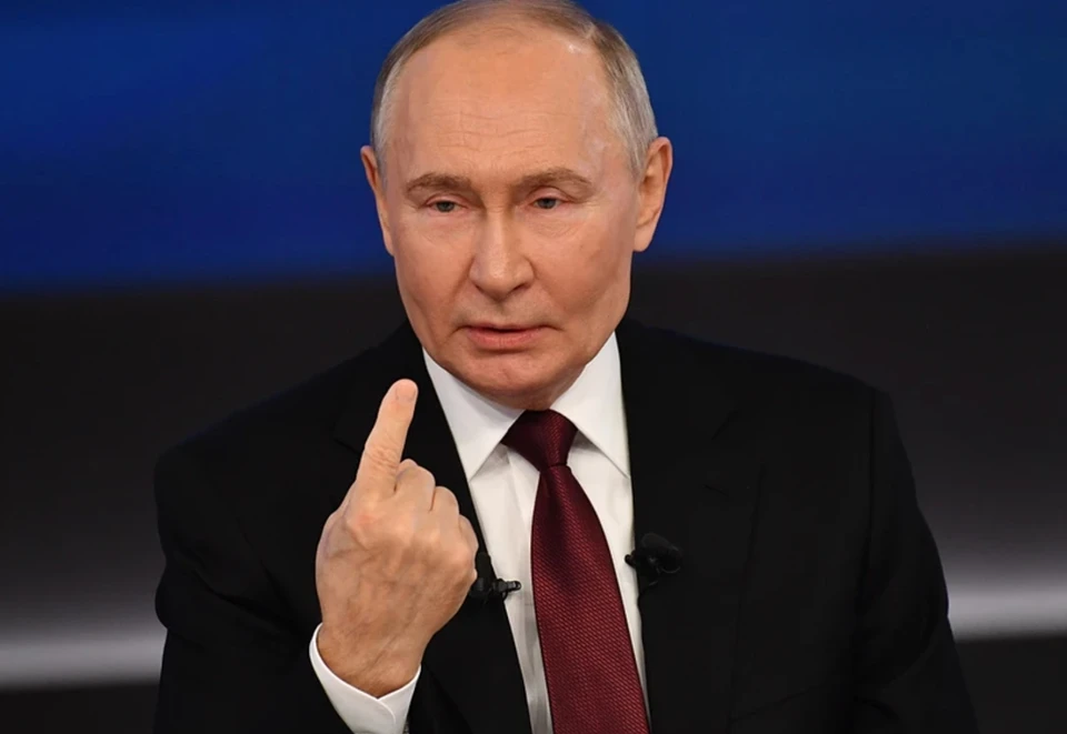 Медаль «За развитие железных дорог» была вручена машинисту тепловоза Владимиру Пяткину, который трудится в эксплуатационном локомотивном депо Киров, входящем в состав ОАО «РЖД».