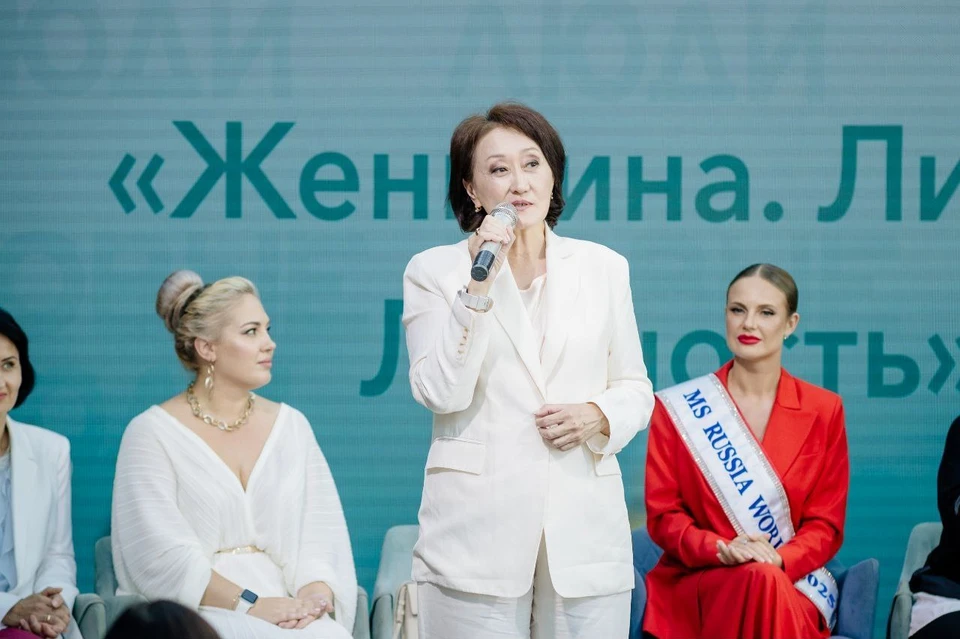 Главной гостьей форума «Женщина. Лидер. Личность» стала депутат Госдумы от партии «Новые люди» Сардана Авксентьева.