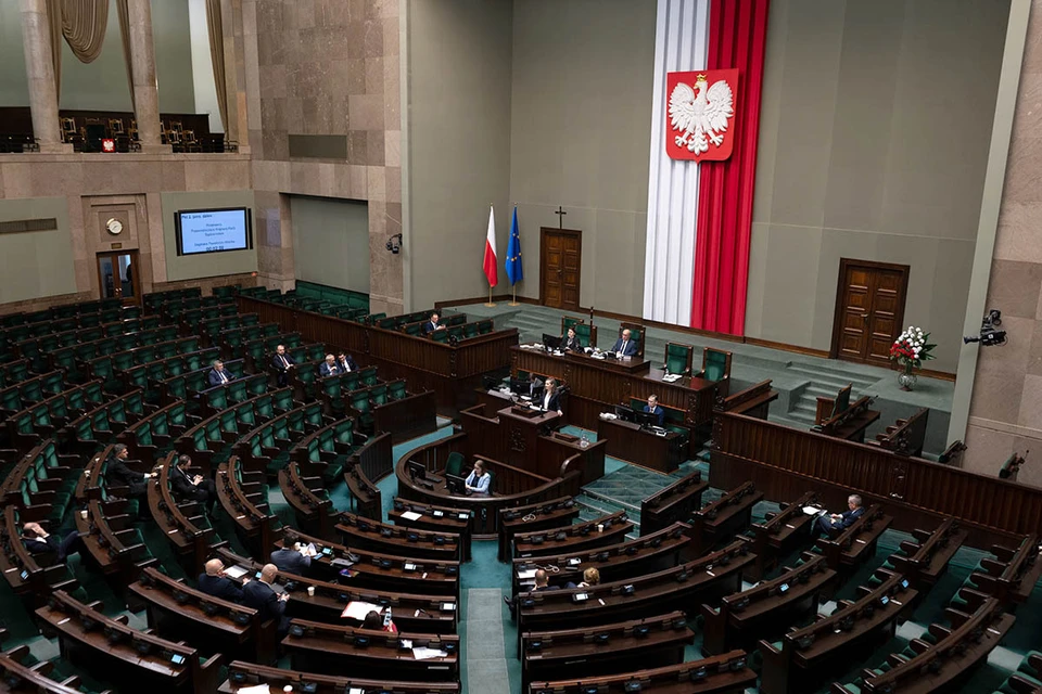 В польском Сейме выкрик «Слава Украине»* назвали нацистским приветствием. Фото: Longfin Media/Shutterstock/Fotodom