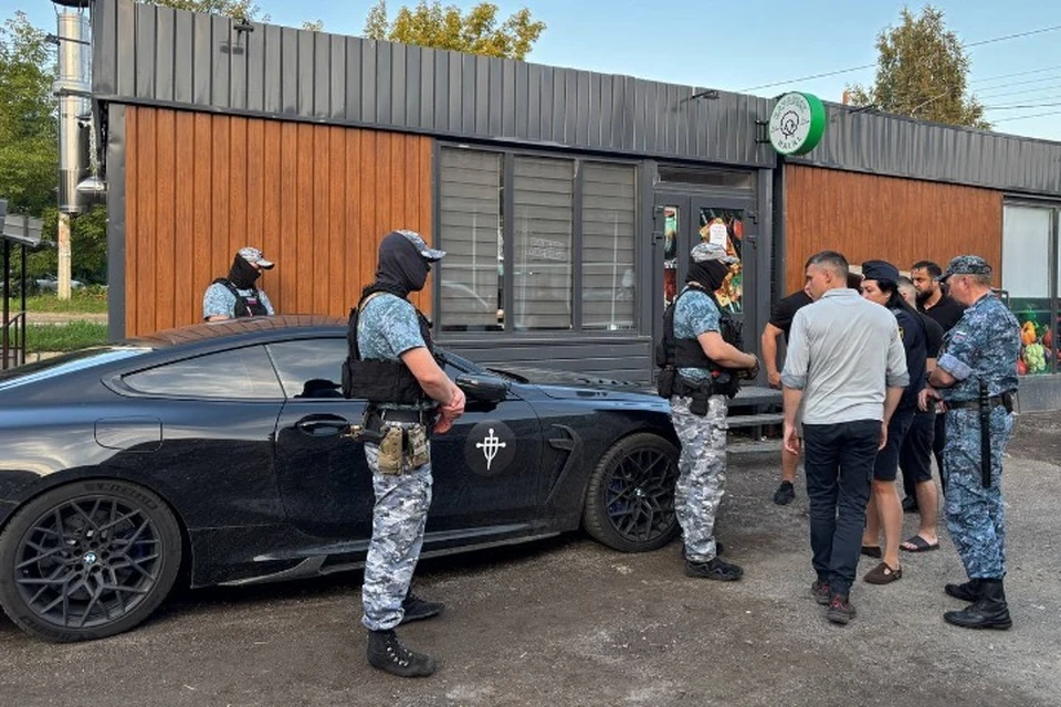 Должник оплатил 141 штраф за нарушение ПДД, чтобы сохранить свой «БМВ». Фото: УФССП Удмуртии