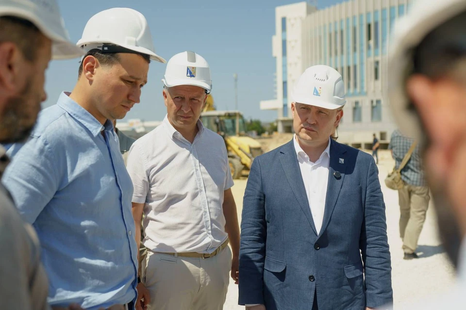 Михаил Развожаев и Алмаз Хусаинов провели выездные совещания на ряде знаковых городских объектов. Фото: sev.gov.ru