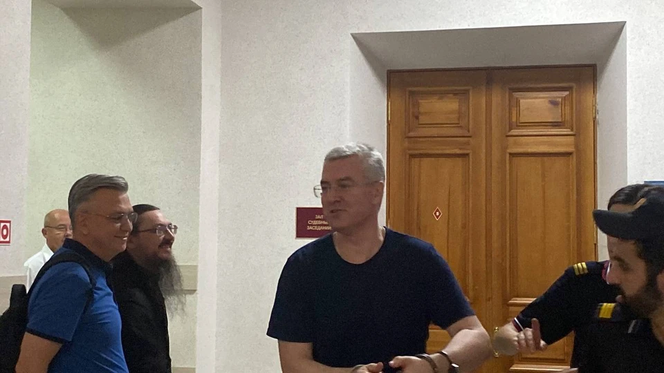 Экс-чиновника доставили в суд. Фото: Асия Реш
