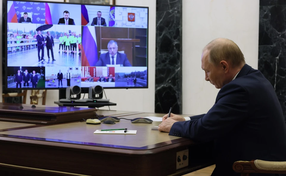 Владимир Путин по видеосвязи участвовал в открытии новых инфраструктурных объектов в регионах.