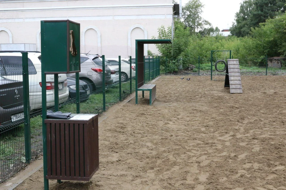 В Кемерове появилась новая площадка для выгула собак на улице Дзержинского. Фото: администрация города Кекмерово.