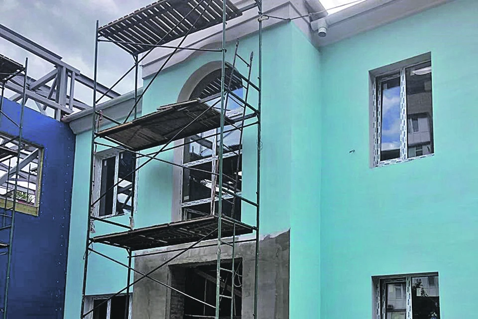 Для фасада гимназии выбрали насыщенный цвет.