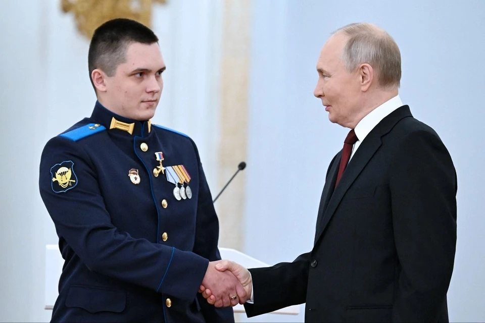 Владимир Путин лично вручил Алексею звезду Героя России в Кремле. Фото - kremlin.ru