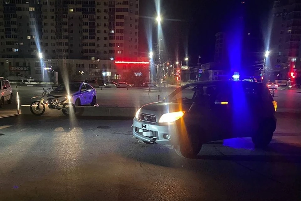 Мотоциклист без прав устроил аварию, в которой пострадал подросток. Фото: ГАИ Якутска