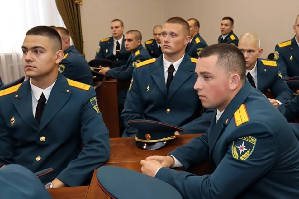 В ДНР состоялась церемония распределения 35 выпускников Донецкого института МЧС. Фото: МЧС России по ДНР