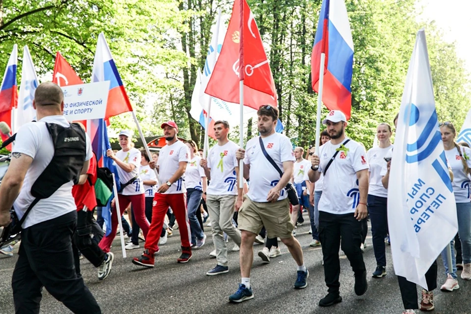 Четыре тысячи человек прошли в параде физкультурников в Петербурге. Фото: vk.com/kfisspb