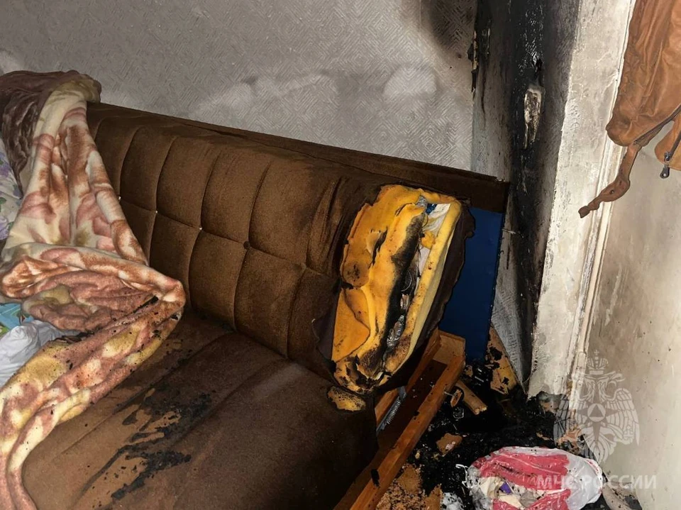 Пожар в квартире на улице Московской повредил мебель и внутреннюю отделку комнаты.
