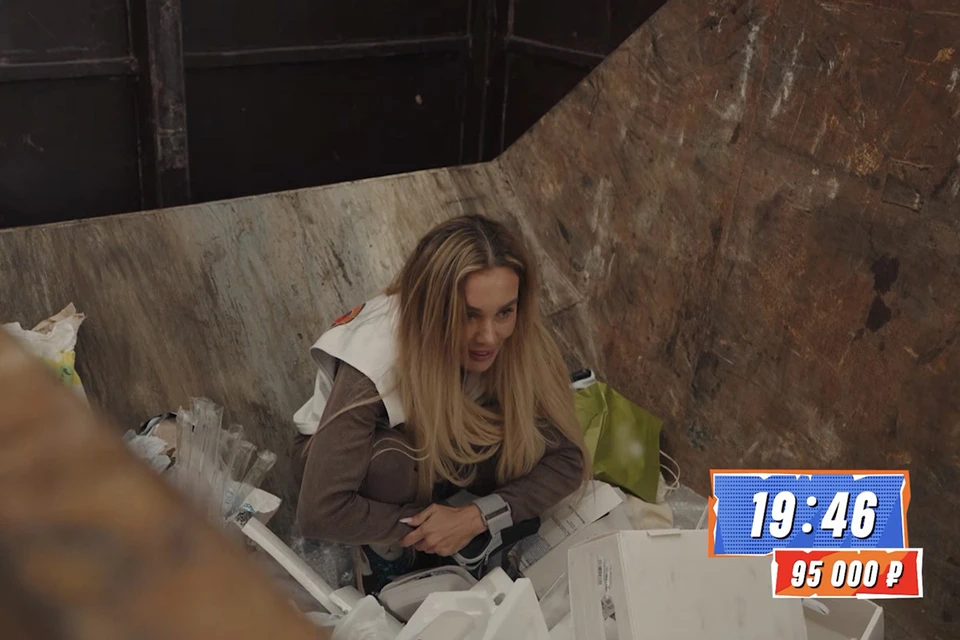 Певица Анна Седокова залезла в мусорный бак ради денег. Фото: кадр из видео