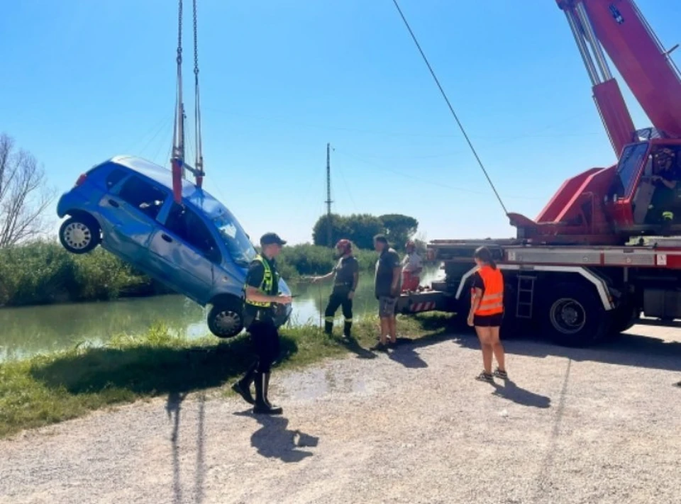 Пожарные и дайверы сумели спасти мальчика. Фото:corrieredelveneto.corriere.it