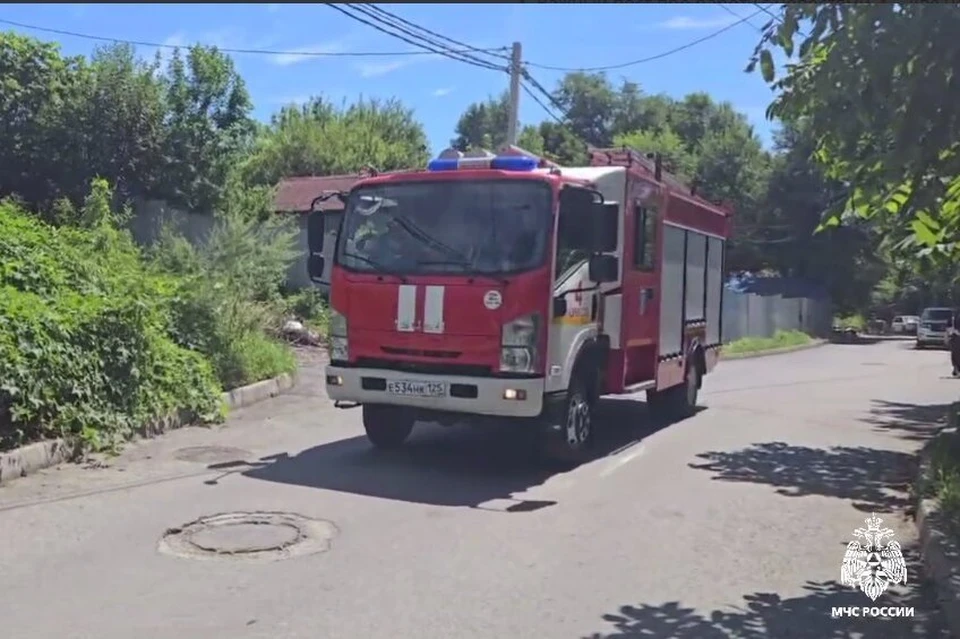 Даже в штатском офицер не смог остаться в стороне. Фото: скриншот видео МЧС