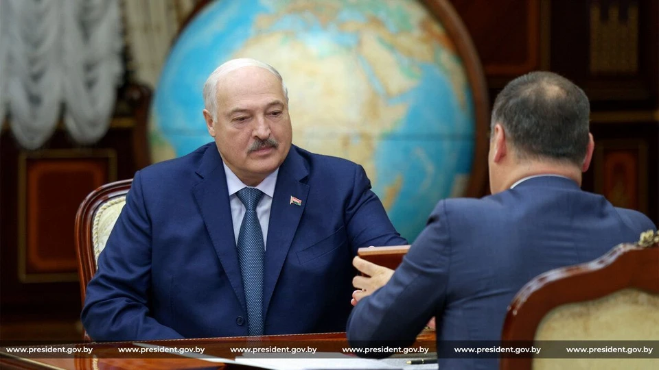 Головченко подарил Лукашенко первую золотую монету отчеканенную в Беларуси. Фото: president.gov.by.