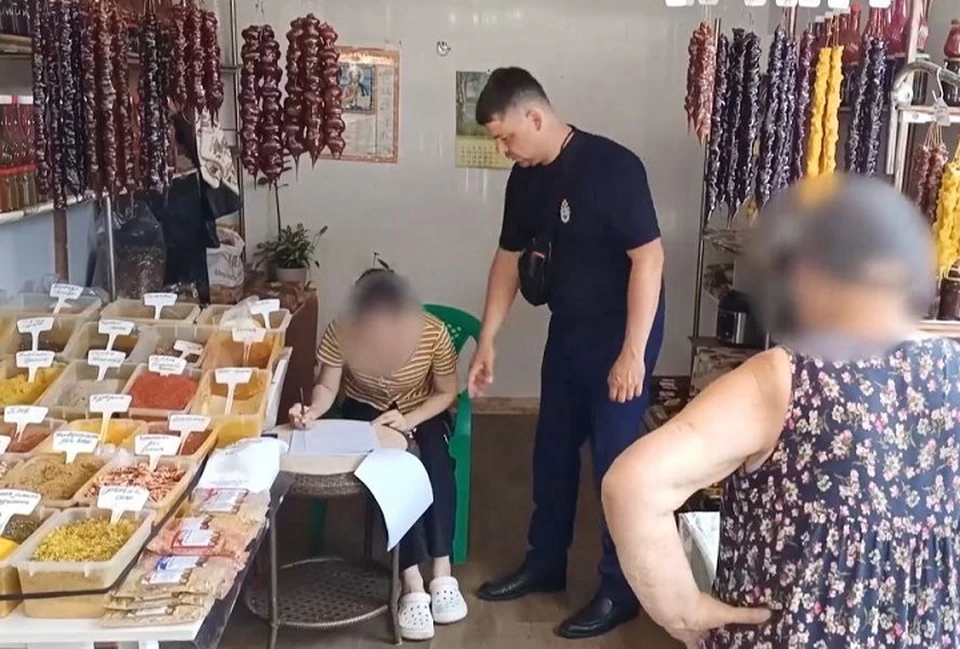 Этери и ее внучка Олеся продавали отравленную чачу на Казачьем рынке. Фото: скриншот видео