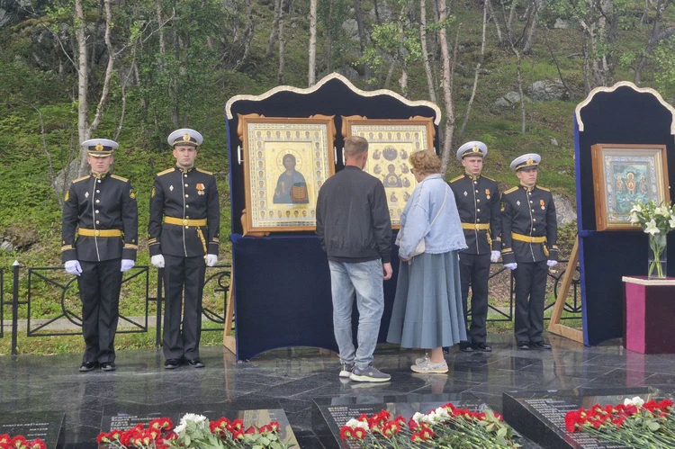 «Мой сын навсегда остался в Баренцевом море». В гавани, куда не вернулся «Курск», вспоминают погибших моряков-подводников