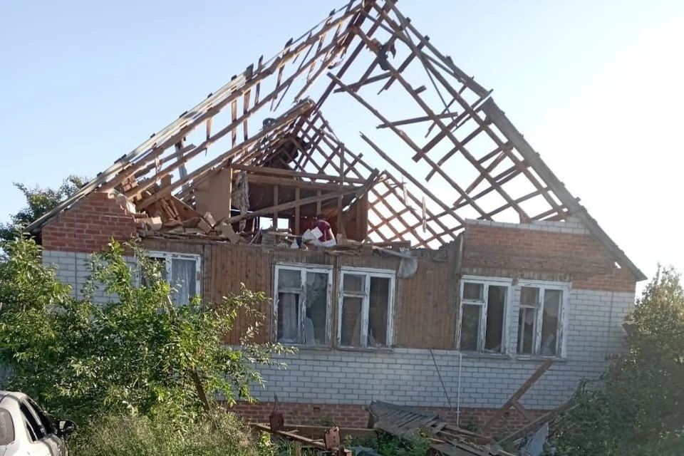 В доме пробиты кровля и потолок. Фото из архива КП