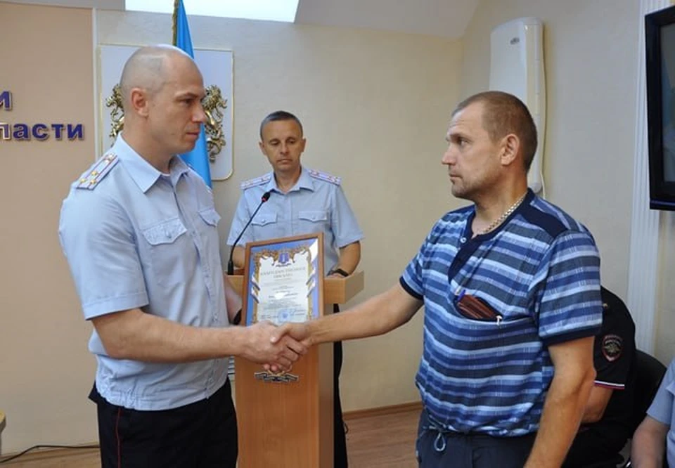Полицейские наградили активных участников поиска погибшей в канализации женщины | ФОТО: УМВД России по Ульяновской области