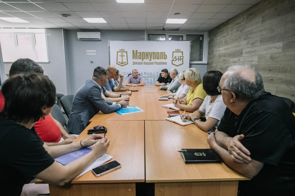 Глава Мариуполя Антон Кольцов на встрече с депутатами городского совета обсудил текущие вопросы жизнеобеспечения округа. Фото: ТГ/Кольцов