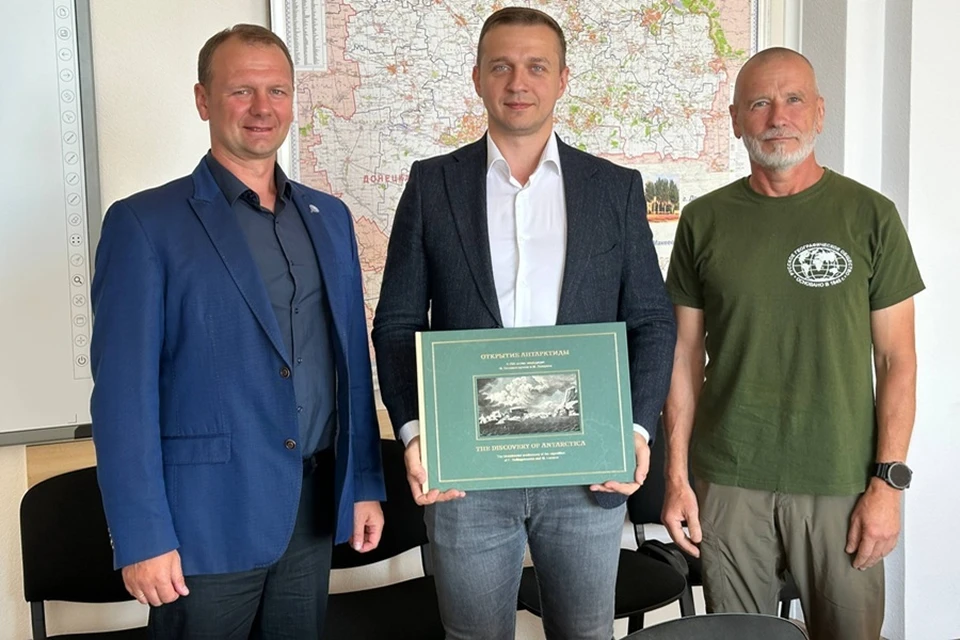 Вице-премьер ДНР Владимир Ежиков встретился с руководителем штаб-квартиры РГО в Санкт-Петербурге. Фото: ТГ/Ежиков