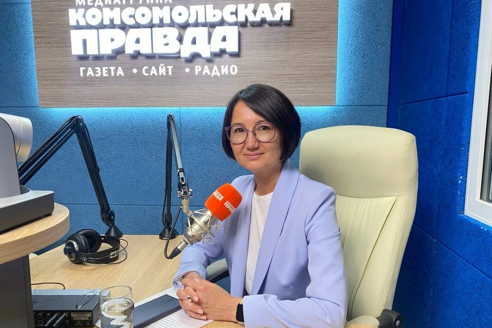 Министр спорта региона Лидия Рогожинская в студии радио «Комсомольская правда» в Самаре.