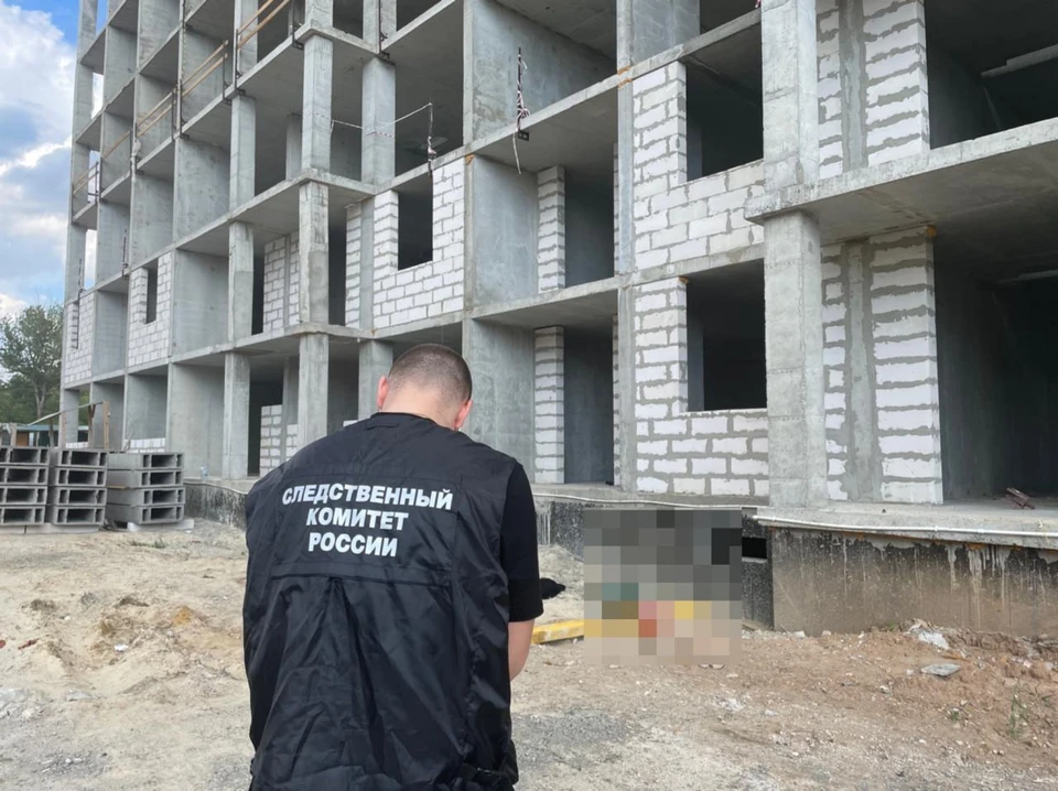 Разбившегося мужчину нашли на земле без признаков жизни. Фото: Следком.