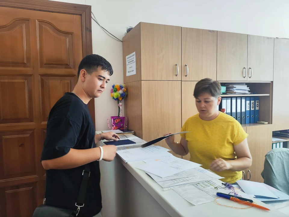 Студенты подают заявления на поступление в приемную комиссию вуза