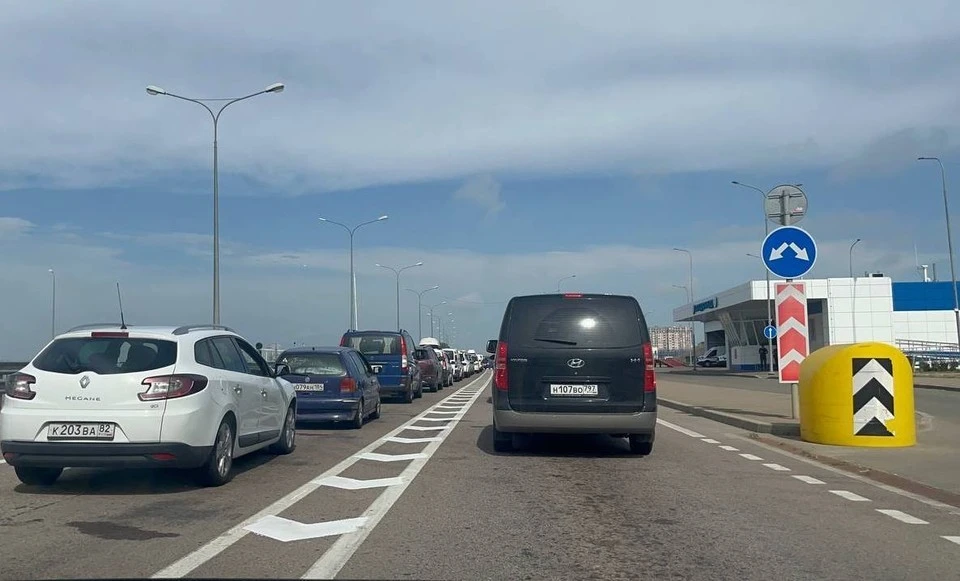 В очередях к Крымскому мосту стоит 1 380 автомобилей