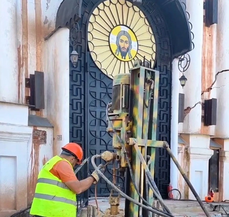 Колокольню церкви Спаса за верхом укрепляют стальными конструкциями.