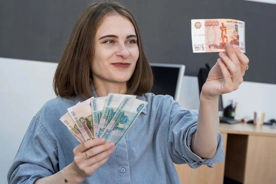 Сейчас горожане получают за свой труд примерно 115,8 тысячи рублей.