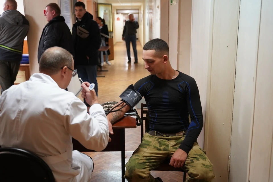 Подсудимая через посредника договорилась с врачом военкомата о передаче взятки в 150 000 рублей.