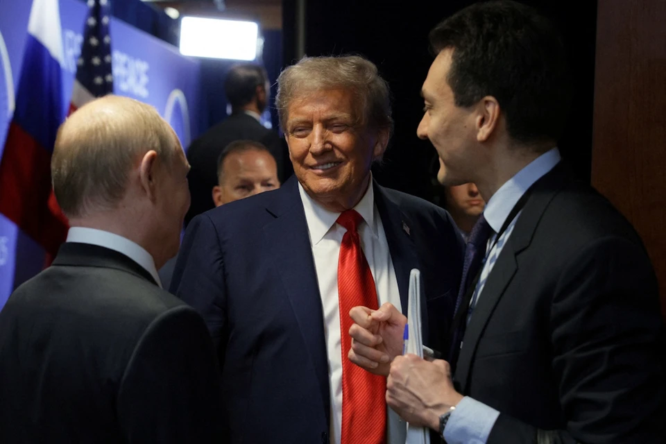 Дональд Трамп регулярно прищуривается и поджимает губы, но это скорее привычка, чем реакция на собеседника или выражение настроения