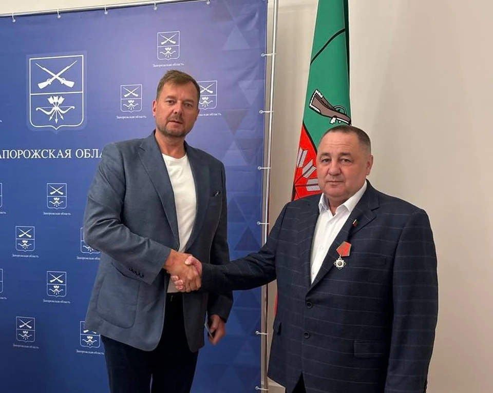 Евгений Балицкий наградил Сергея Гуляева. Фото: тг-канал губернатора Запорожской области