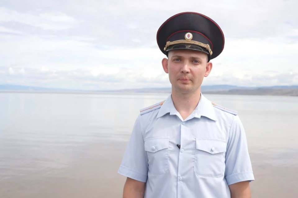 В Бурятии полицейский спас тонущего подростка.