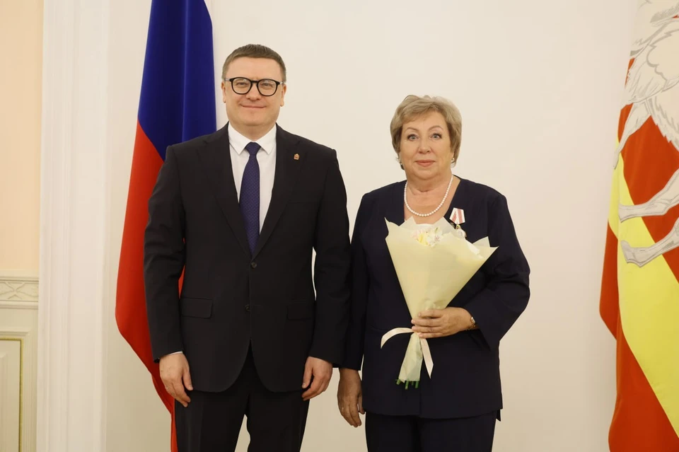 Орден Елене Пилипенко вручил Алексей Текслер. Фото: пресс-служба губернатора.