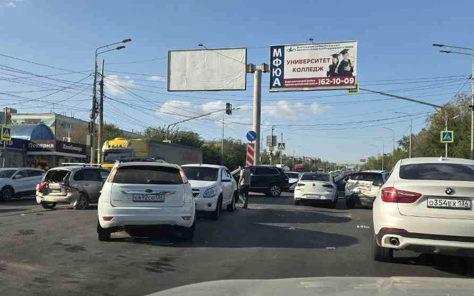 Разбитые машины перегородили всю дорогу.