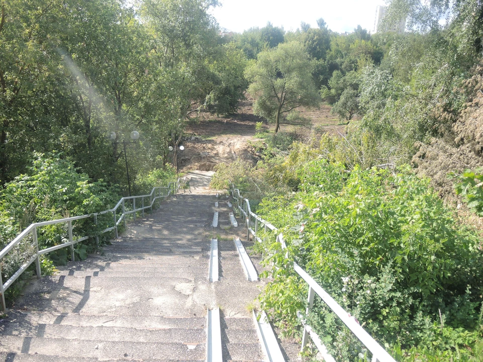 Спуск к верхнему пруду