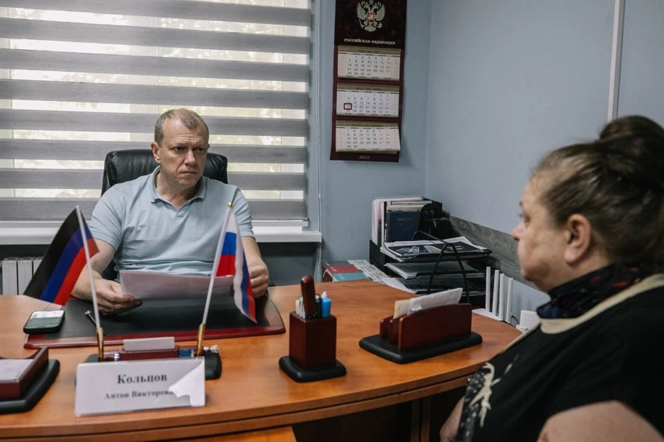 Глава Мариуполя Антон Кольцов провел личный прием жителей левобережья. Фото: ТГ/Кольцов