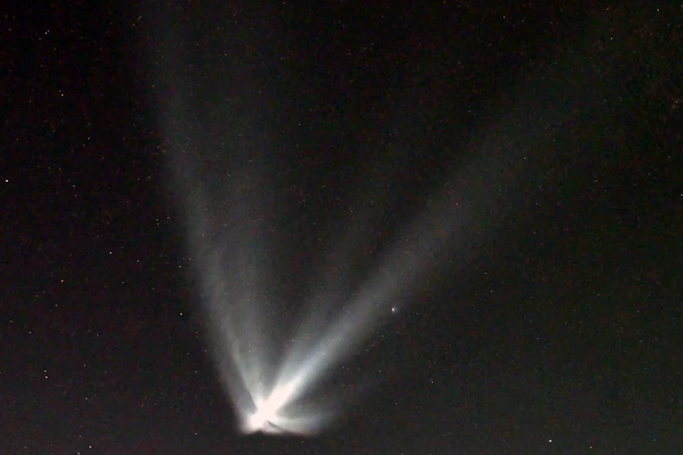 Светящийся след в небе оставила ракета. Фото: Starvisor