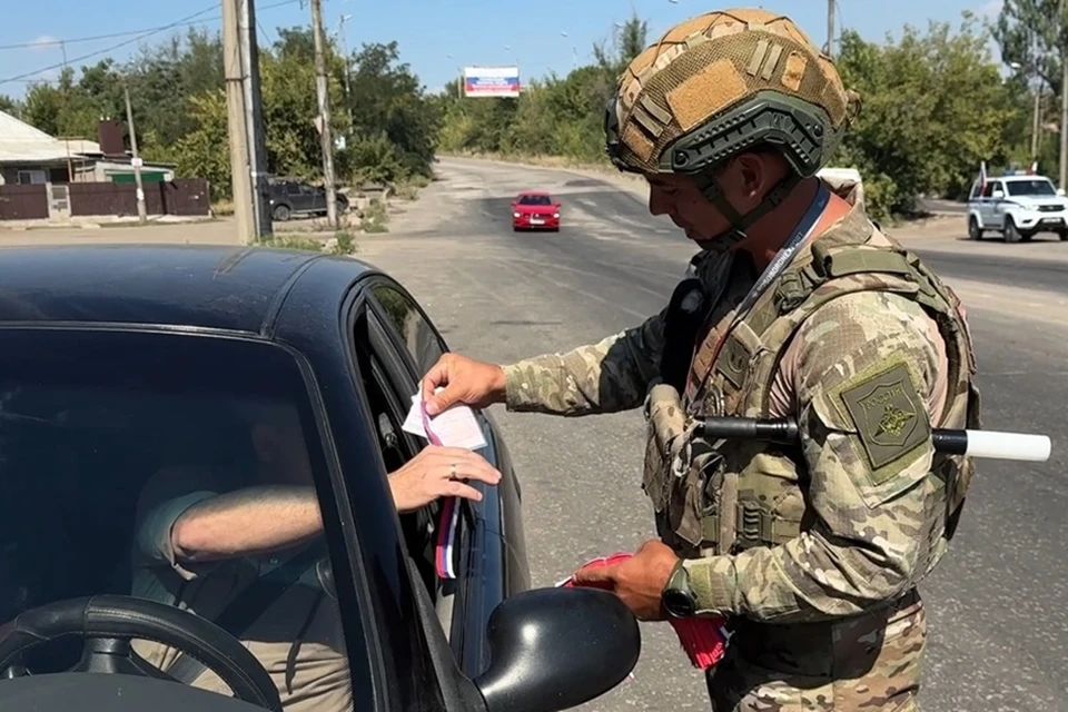 Инспекторы ВАИ провели патриотическую акцию «Российский триколор» в ДНР. Фото: Минобороны России