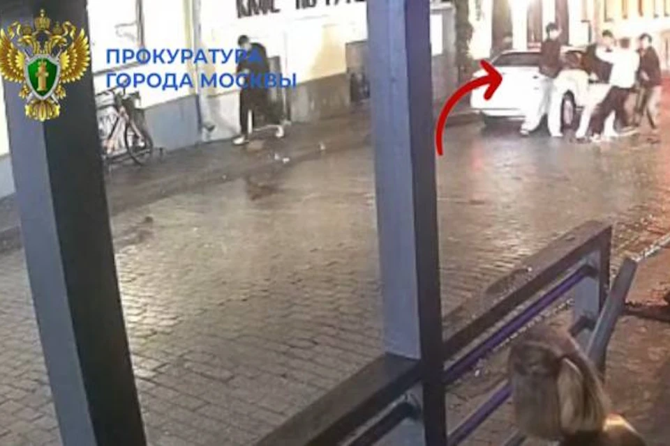Трое мужчин избили подростка на одной из столичных улиц