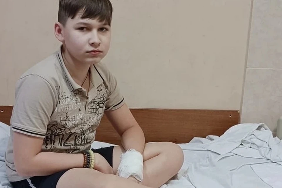 Две больницы не заметили, что у него в ноге застрял кусок дерева. Фото: КП-Уфа