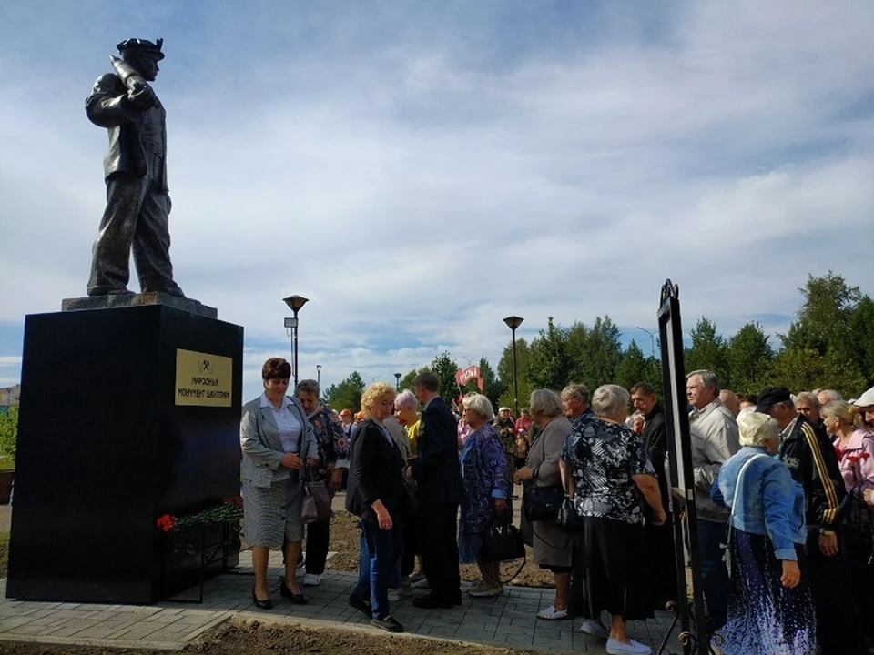 22.08.2025. Анжеро-Судженск. Открытие народного памятника Шахтерам. Земляки несут к нему цветы.