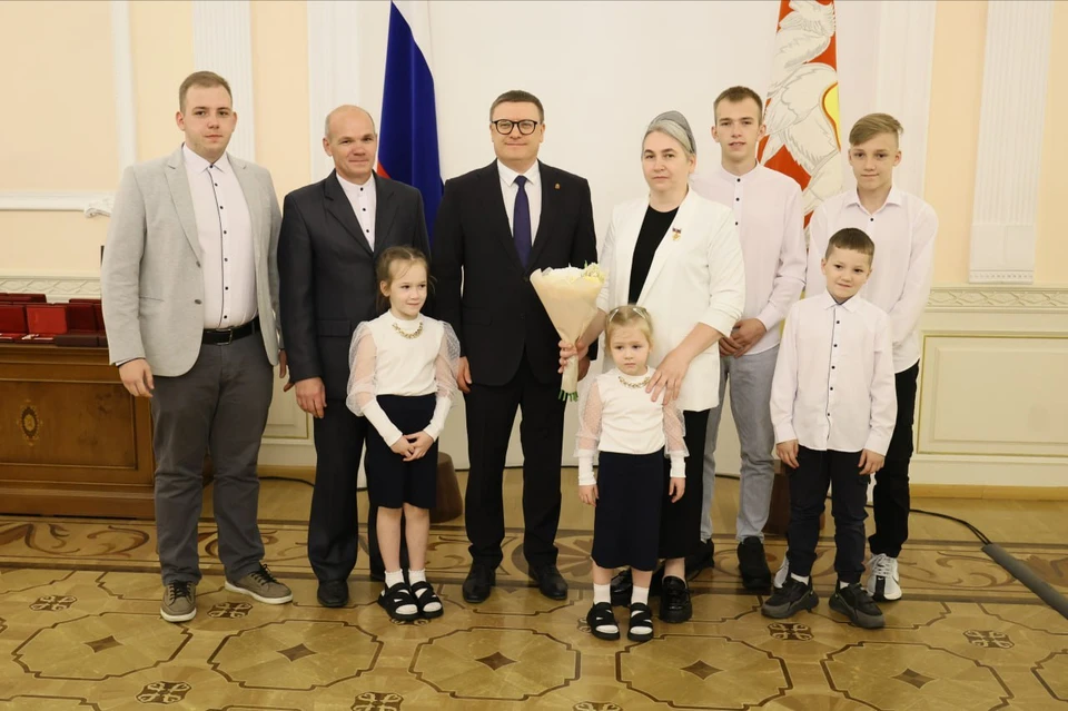 Мать-героиня Дина Мельник пришла на награждение с мужем и шестью детьми из 15. Фото: пресс-служба губернатора.